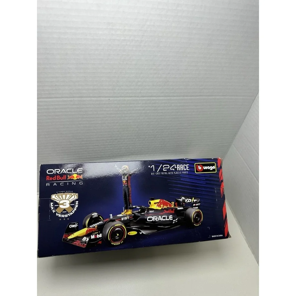 Bburago - 18-60061 - Oracle Red Bull RB19 & Verstappen #1 Figure- Scale 1:24